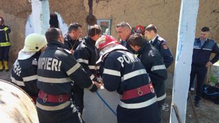 Baietelul de doi ani din Teleorman care a cazut intr-un put, vizitat la spital de salvatorii sai