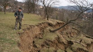 Un sat din Romania, aproape sa fie sters de pe harta din cauza alunecarilor de teren