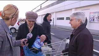 S-au calcat in picioare la deschiderea unui hypermarket. A fost macel, dupa ce magazinul i-a ademenit cu o promotie la vase yena