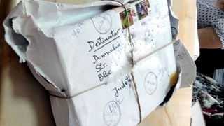 O romanca  a trimis un pachet din Italia spre Bacau, iar politistii au deschis imediat o ancheta pe numele ei! Ce se afla in colet?