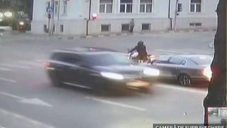 Grabiti spre nenorocire! Un motociclist si un sofer se izbesc brutal la semafor, in Suceava