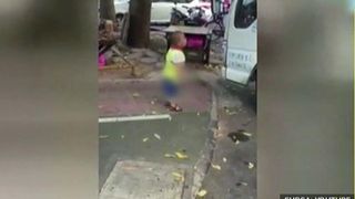 Imagini geniale cu un copil de trei ani care cearta un sofer fiindca nu a parcat corect!