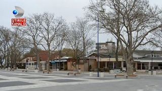 Maldare de gunoaie si de moloz, cladiri darapanate, geamuri sparte si un imens santier. Asa arata statiunea Mamaia, cu doar 24 de ore inainte ca aici sa puna piciorul primul turist.