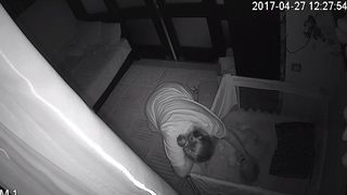 O bona din Romania snopeste in bataie un copilas de numai un an! Imagini incredibile surprinse cu camera de supraveghere