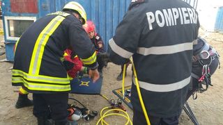 Tragedie pe un santier din Capitala. Un barbat a murit dupa ce a fost prins sub un container care a cazut dupa ce macaraua care il ridica s-a rasturnat