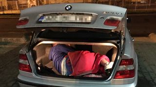 Un adolescent a fost gasit ascuns intr-un microbuz, in Vama Nadlac II, fiind acoperit cu o patura de catre sofer