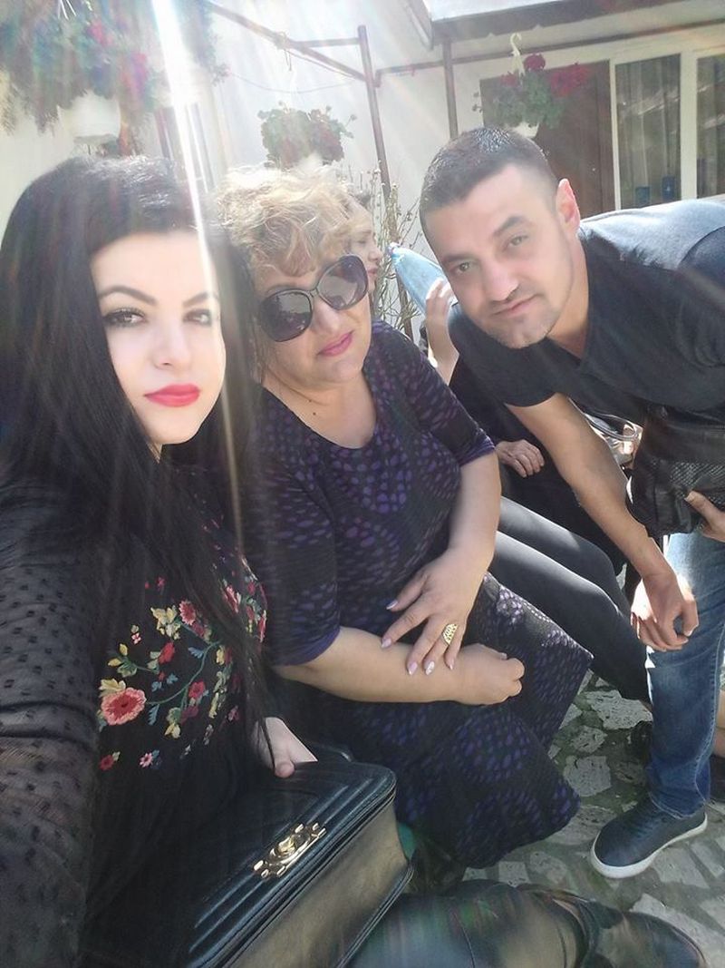 Mirela Radu, alaturi de Cristi, unul din baietii Ilenei Ciuculete si Codruta, fiica acesteia de suflet