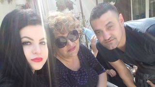 Mirela Radu, alaturi de Cristi, unul din baietii Ilenei Ciuculete si Codruta, fiica acesteia de suflet