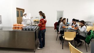 Cazare si mese gratuite in cantina si internate pentru elevi. Klaus Iohannis a promulgat legea