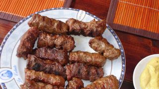 Astia sunt cei mai buni mici de pe piata. La ce trebuie sa fii atent atunci cand cumperi o caserola de mici