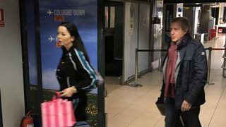 Ilie Nastase, in centrul unui nou scandal. A tras-o de par pe sotia lui, Brigitte Sfat, in timp ce se aflau in aeroport