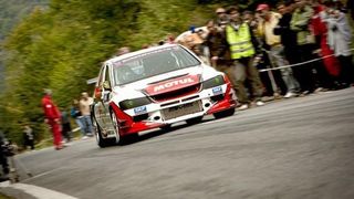 Incident la Brasov, la Campionatul National de Viteza in Coasta. Un barbat care asista la raliu a ajuns la spital cu rani la cap