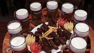 Combinatia care va poate baga in spital de 1 Mai. De ce nu trebuie sa asociati micii cu berea