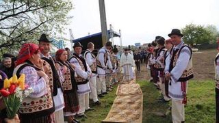 Reactia Episcopiei Husilor, dupa ce localnicii dintr-un sat din Vaslui au intins covoare pe drum pentru pentru ca episcopul sa nu se murdareasca pe pantofi