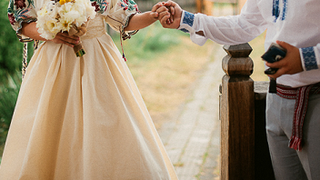 Nunta ca acum 100 de ani in Gorj! In loc de rochie de mireasa si costum, mirii au purtat costume populare