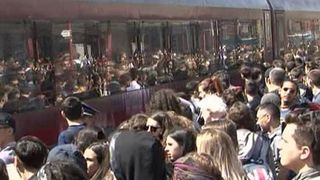 S-au calcat in picioare ca sa prinda un loc in tren si sa ajunga acasa! Turistii au inceput sa se intoarca acasa de la mare