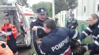 O batrana din Botosani a fost salvata de pompieri dupa ce a cazut in fantana din curtea unei biserici. Imagini cu operatiunea de salvare