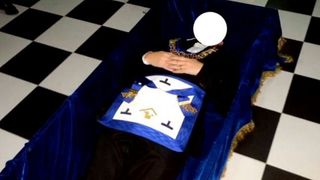 Masoni ridicati la gradul de maestru, pusi in sicrie. Dezvaluirile procurorilor DNA Oradea: &bdquo;Masoneria a inceput sa devina o structura de sueta&ldquo;