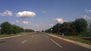 Un copil de doi ani din Vaslui a murit dupa ce a fost lovit de o masina in timp ce se plimba nesupravegheat pe sosea