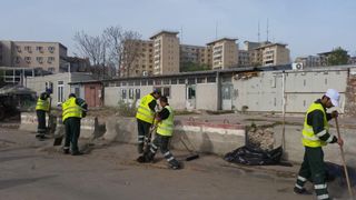 Un muncitor al unei firme de salubrizare din Vrancea a murit strivit intre autospeciala de gunoi si un stalp de beton
