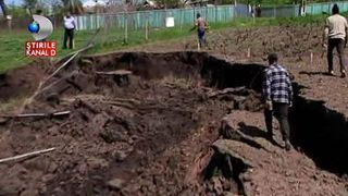 Satul "cutremurelor" din Galati risca sa fie ingropat sub un deal. Ce s-a intamplat. Satenii sunt ingroziti: "Mi-e frica sa dorm si pe pat, ca ma duc cu totul"