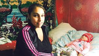 A nascut prima oara o fetita la 13 ani, iar acum asteapta cel de-al doilea copil! Afla povestea Oanei, o minora din Timis, care a devenit mama prea devreme