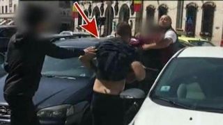 Au fost in stare sa se omoare pentru un loc de parcare, de fata cu politia. Imagini halucinante