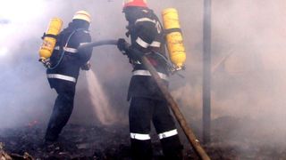 Incendiu la o casa din Sectorul 1 al Capitalei, extins la o alta locuinta din apropiere