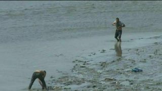 "Minune" la marginea Pitestiului. Motivul pentru care acesti oameni s-au scufundat in noroi pana la genunchi