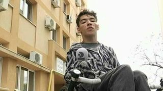 Rezolvarea incredibila a autoritatilor in cazul lui Stef, elevul imobilizat in scaunul cu rotile - L-au trimis departe de Bucuresti ca sa isi continue studiile - Detalii ireale