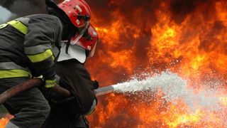 Unsprezece persoane, la spital in urma unui incendiu intr-un bloc din Petrila