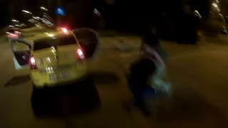 Imagini incredibile surprinse in Bucuresti - Un taximetrist si-a luat la bataie clientii in mijlocul strazii