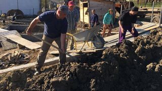 Intr-o noapte din toamna anului trecut, flacarile le-au luat un copil si casa! Imagini impresionante cu parintii, alaturi de cei doi baieti scosi din foc! Alaturi de voluntari isi reconstruiesc casa