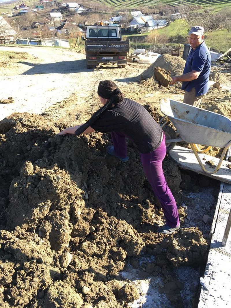 Mama copiilor a luat chiar si cu mana pamantul si l-a pus in roaba