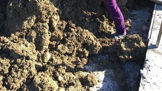 Mama copiilor a luat chiar si cu mana pamantul si l-a pus in roaba