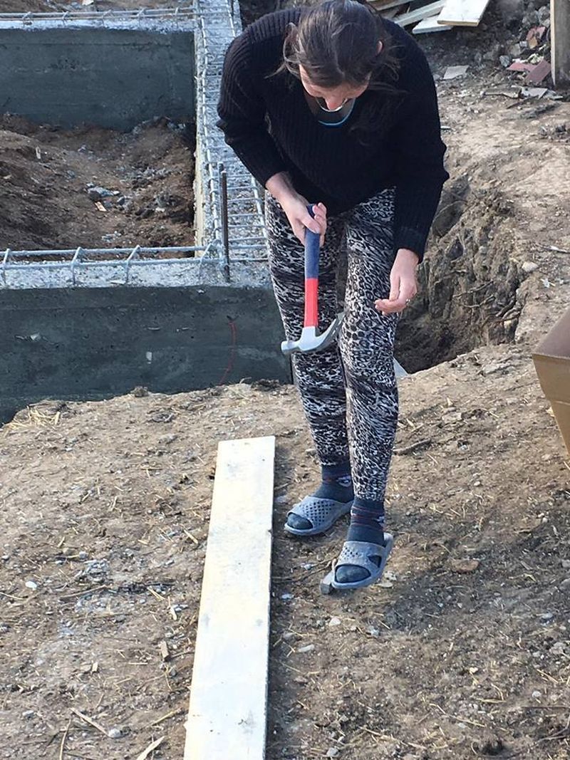 Femeia munceste alaturi de voluntari