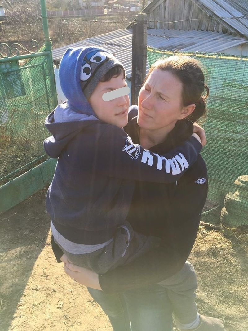 In pauza de lucru isi imbratiseaza baietii salvati din flacari