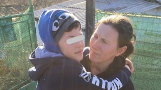 In pauza de lucru isi imbratiseaza baietii salvati din flacari