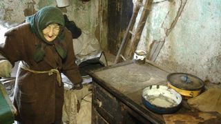 Aceasta batrana care locuieste intr-o coliba saracacioasa din munti s-a trezit milionara peste noapte! E incredibil ce a facut cu toti banii