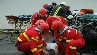 Accident grav in Maramures. Doi tineri au ramas prinsi intre fiarele masinii. Au scapat cu viata ca prin minune