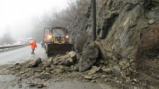 Atentie soferi! Cad pietre de pe versant pe Valea Oltului. Traficul in zona se desfasoara cu dificultate