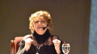 Cezara Dafinescu, in carje la spectacolul de revenire pe scena de teatru. La ce tertipuri a apelat actrita pentru a-si putea duce rolul la bun sfarsit