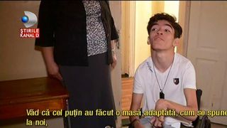 Merge cu ambulanta la Techirghiol, pentru in Bucuresti nu isi poate sustine tezele de sfarsit de an. Este cazul revoltator al baiatului imobilizat in scaun cu rotile care se lupta cu sistemul pentru dreptul la invatatura