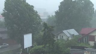 Dezastru in Romania din cauza ploilor si furtunilor care au facut prapad! Zeci de comune afectate au ramas fara curent si apa potabila, un camin a luat foc dupa ce a fost lovit de fulger