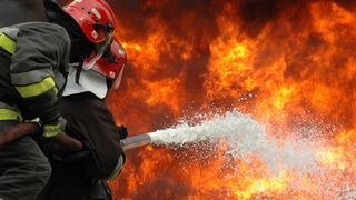 Incendiu puternic la un depozit de piese auto din Sibiu