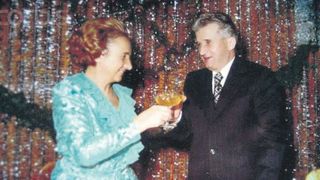 Elena si Nicolae Ceausescu, tanarul revolutionar si regina balului. Fotografia celor doi, fasificata de propaganda pentru a parea desprinsa din telenovele