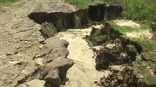 Alunecari de teren intr-un sat din Vaslui. Oamenilor le e frica sa nu-si piarda casele