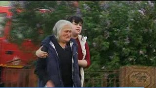 O batranica era sa arda de vie in casa. Pompierii s-au luptat ore intregi cu flacarile, in timp ce femeia plangea in hohote uitandu-se la toata averea cum ia foc