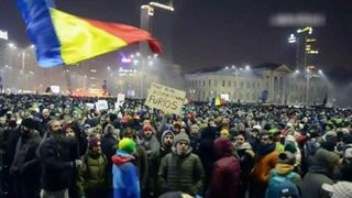 Romania, data exemplu de jurnalistii americani: S-ar fi putut legaliza coruptia, daca acei "copii nebuni" n-ar fi iesit in strada