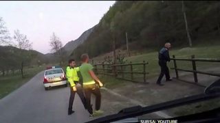 Cei mai tari ofiteri romani! Politia a tras pe dreapta doi turisti finlandezi. La finalul discutiei, turistii au ramas socati: "Ce e in neregula cu voi, oameni buni"